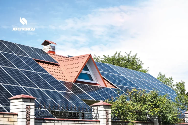 Lire la suite à propos de l’article Panneaux photovoltaïques : installation, prix et démarches administratives.