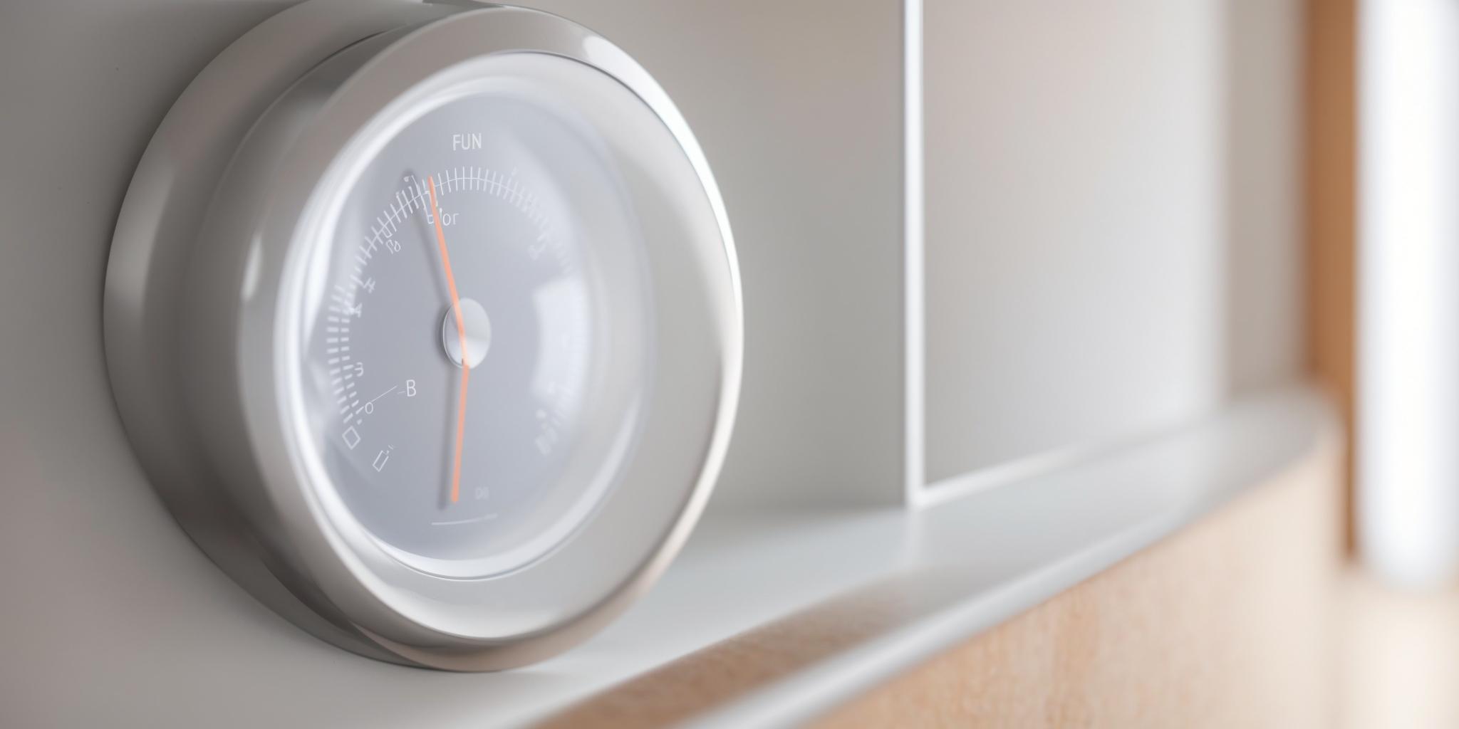 Thermostat numérique affichant une température ambiante confortable
