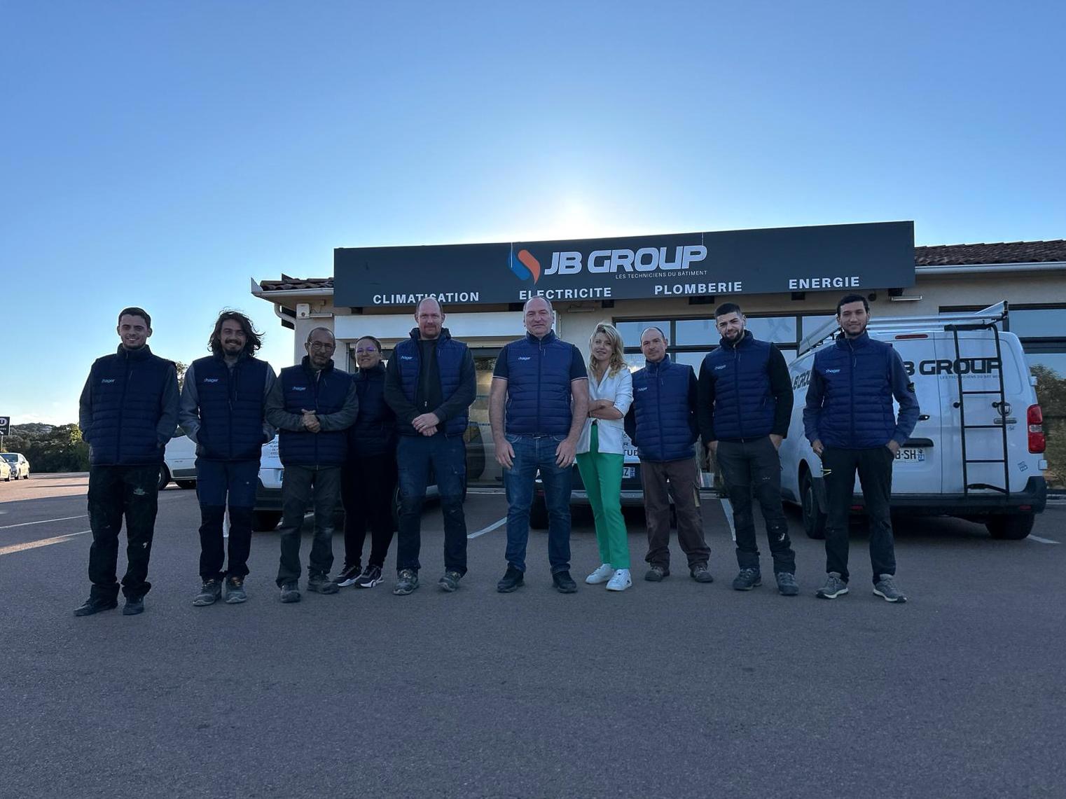 Fourgonnette blanche garée devant une maison corse, symbolisant les services d'expertise en électricité de JB Group en Corse.