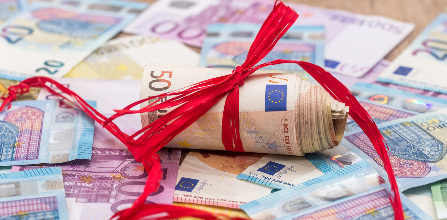 Close-up of euro banknotes, symbolizing the financial aspects and potential savings of solar panel installations. Close-up of euro banknotes, symbolizing the financial aspects and potential savings of solar panel installations.