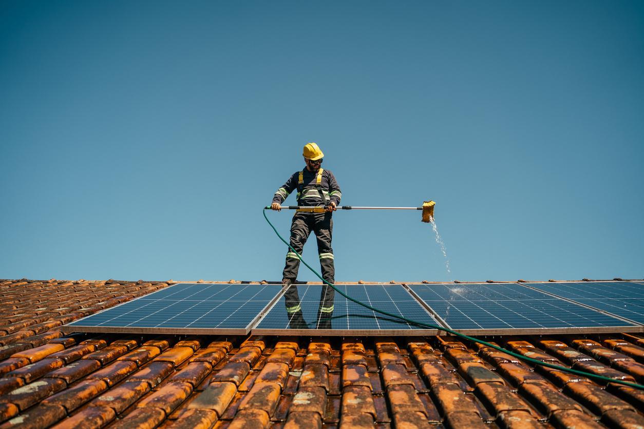 You are currently viewing L’entretien des panneaux solaires : fréquence, méthodes et importance pour une performance optimale.
