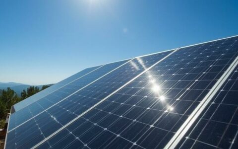 L’entretien des panneaux solaires : Guide complet pour optimiser leur performance et leur durée de vie.